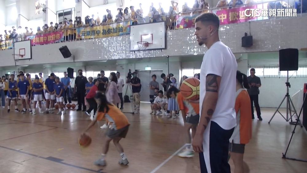NBA前鋒「小波特」空降基隆　與小球員過招展親民