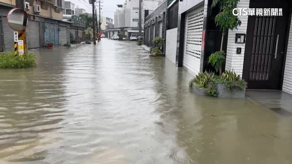 午後大雷雨！台南仁德積水20公分　人車冒險涉水過