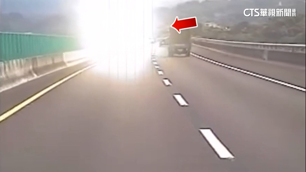 鳥嘴潭管理中心反射強光　國六駕駛：看不到路