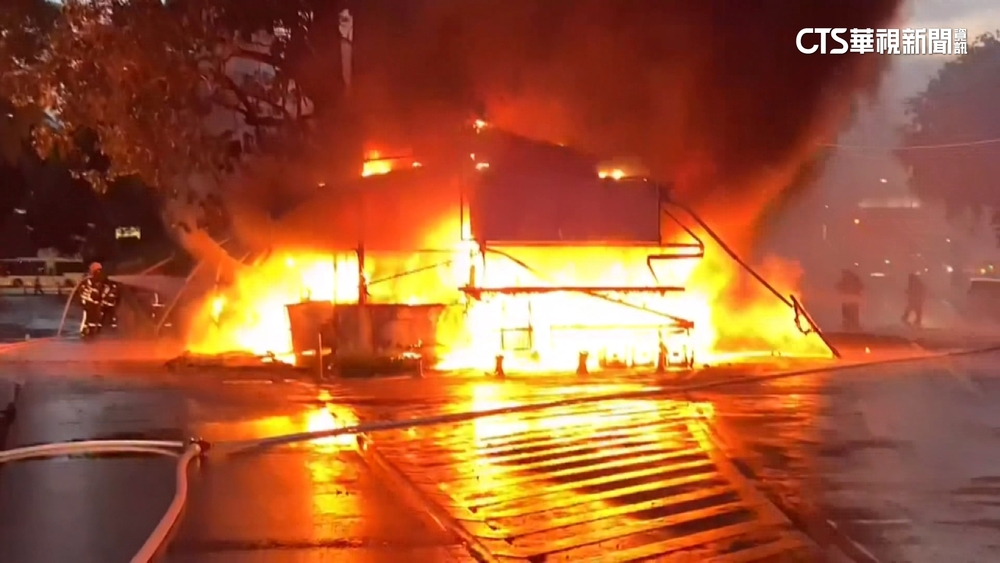 下大雨電桿傳爆炸聲　台中1市場竄火燒9攤位