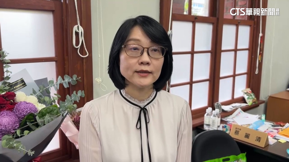 最後上班日同仁送花道別　新竹副市長蔡麗清落淚