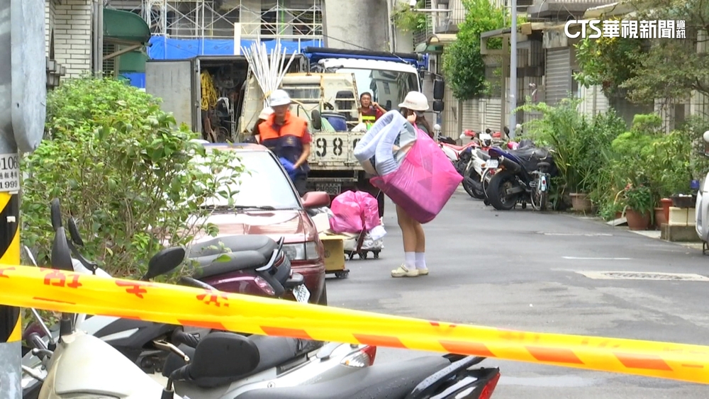 大直樓塌匆忙撤離　居民趁空檔返家收拾行李