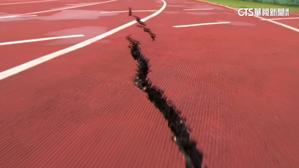 不只民宅塌！　道明外僑學校圍牆龜裂.操場現大洞