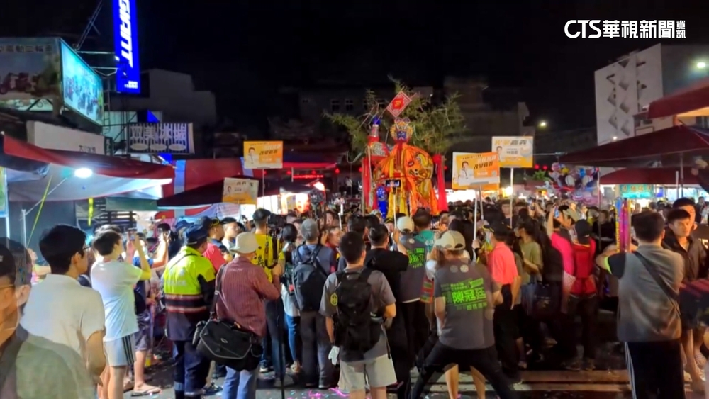 手舉牌擋到大士爺　信眾怒轟：這不是你的場好嗎？