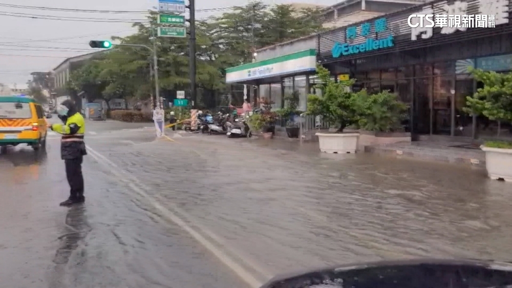 高雄傍晚強降雨　積水宣洩不及「馬路變水路」