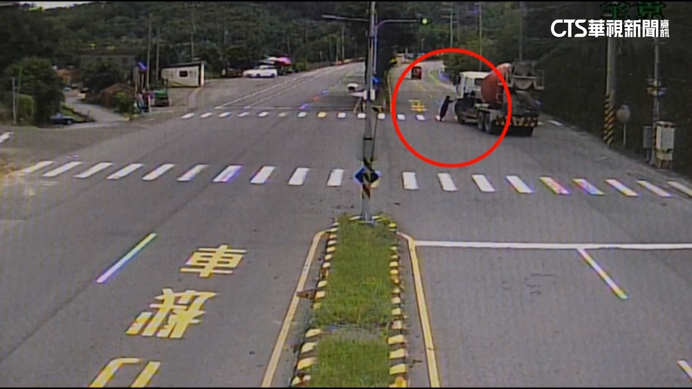 預拌車停斜坡「一路滑」　撞分隔島衝進樹叢！