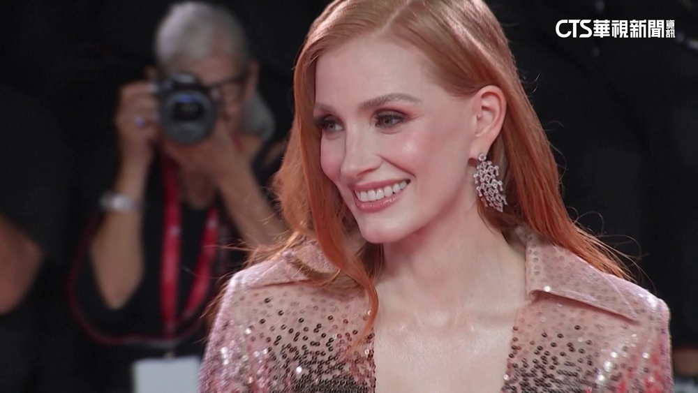 潔西卡雀絲坦出席威尼斯影展　超深V禮服驚豔紅毯