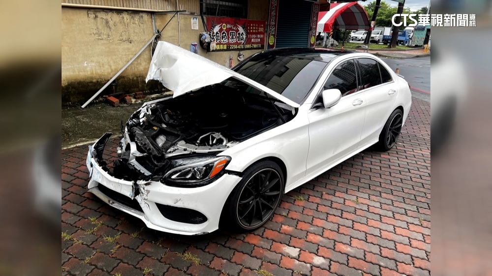 碰撞後「引擎蓋掀起.車頭毀」　駕駛肇逃「繼續開」