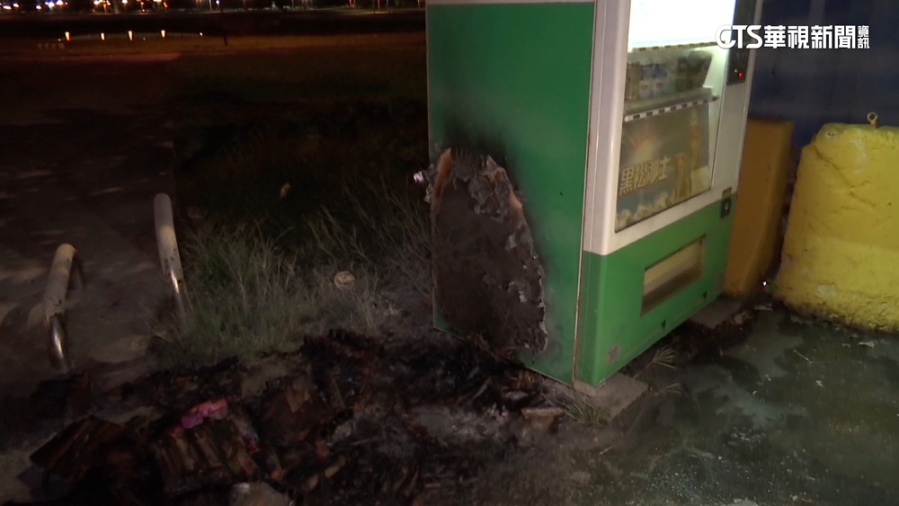 疑公園施放爆竹釀火警　自動販賣機遭波及