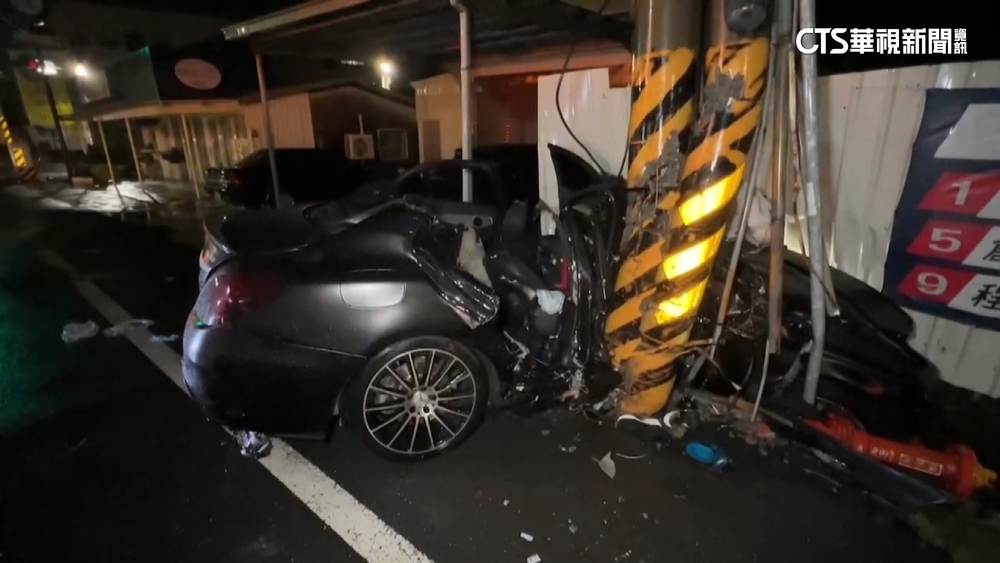 疑天雨路滑　賓士自撞.夫妻雙亡　3乘客噴飛