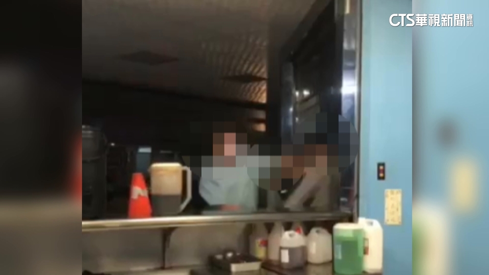 抖音直播主與網友起口角　現場互毆警制止