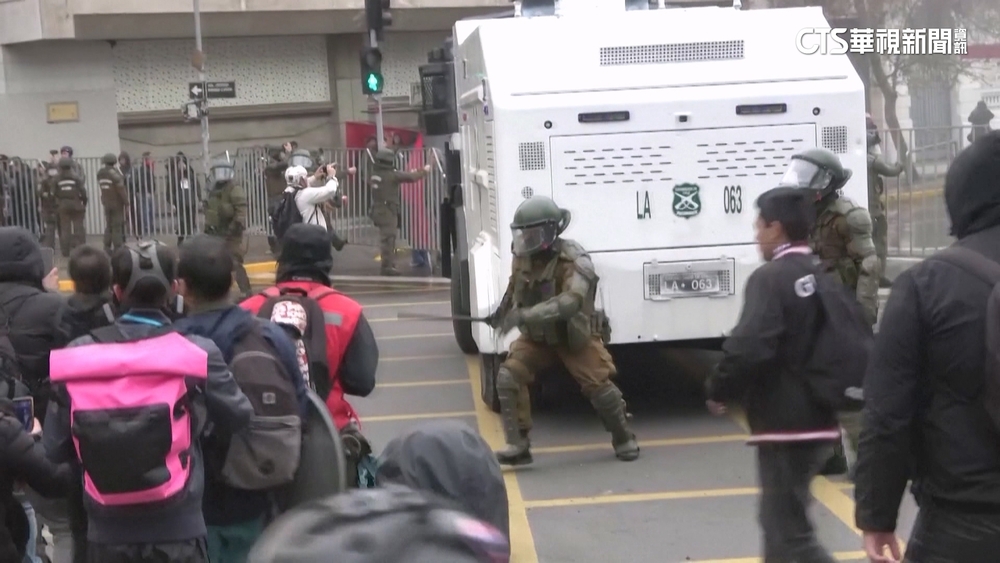 智利火爆示威嗆軍警　抗議50年前軍事獨裁
