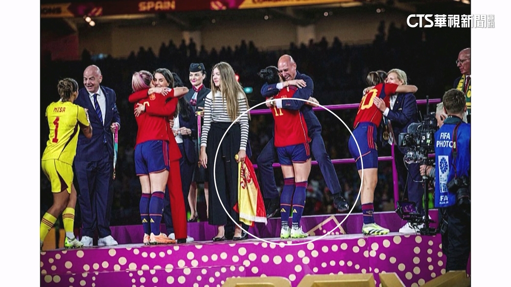 強吻女球員遭逼退　西國足協主席終於辭職