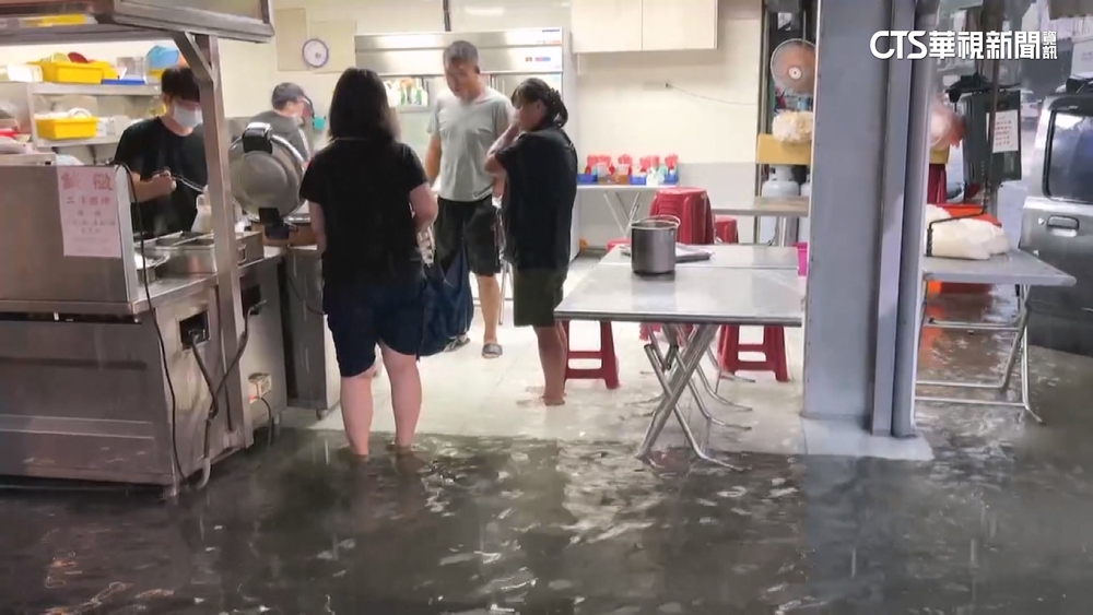 大雷雨狂炸雲林北港　居民涉水買晚餐