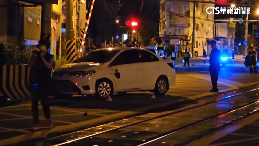 轎車卡平交道擦撞普悠瑪　居民控道路設計不良