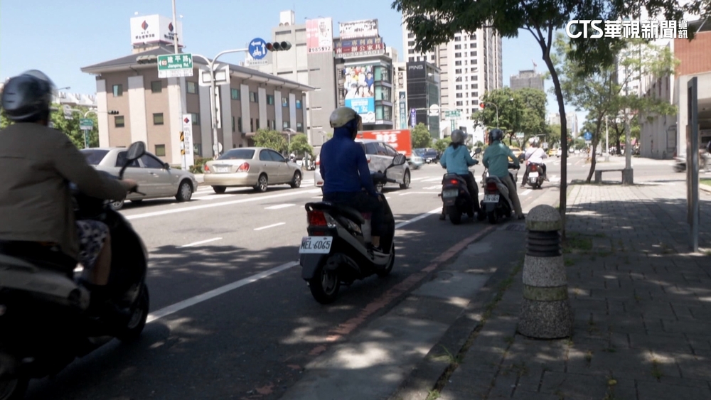 騎士等紅燈躲樹蔭收「1萬6罰單」　網友暴動：太狠了