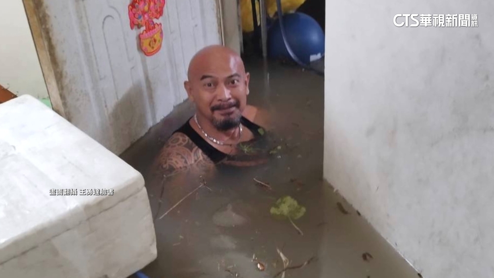 住家變游泳池！　「玩命光頭」苦中作樂照曝光