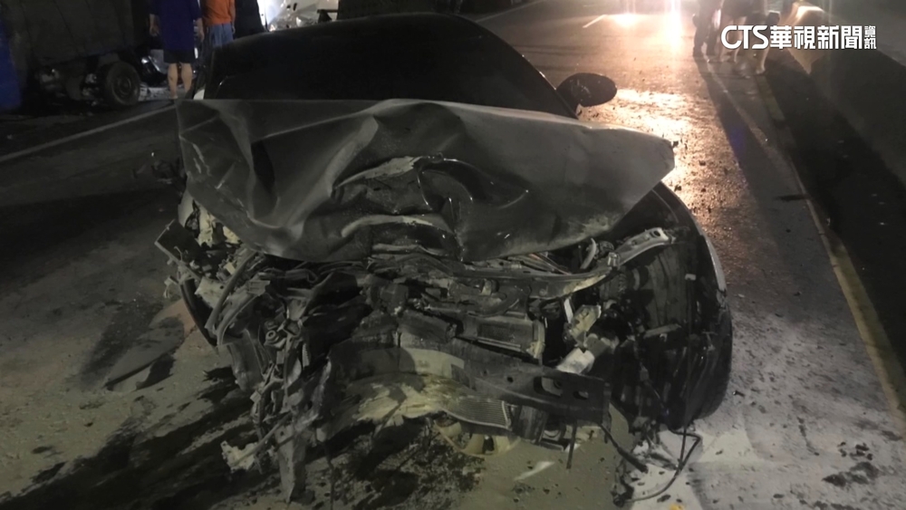 疑路況不熟！　淡水自撞車禍　路邊汽機車慘遭波及