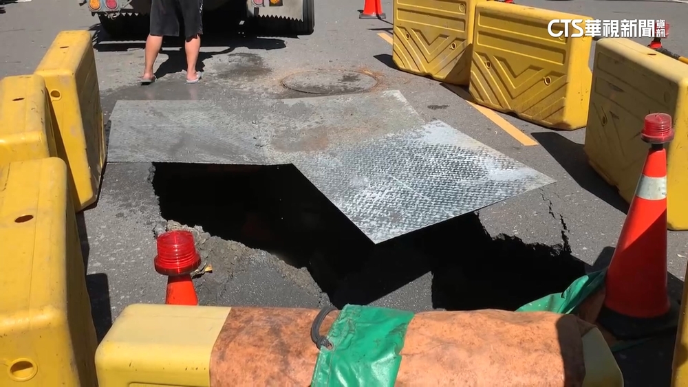 高雄路面驚見天坑！　封閉車道緊急灌漿搶修