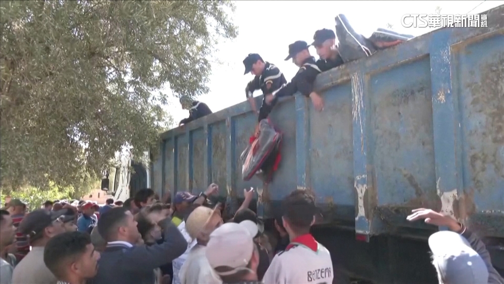 外國搜救隊抵摩洛哥　軍用直升機空投物資