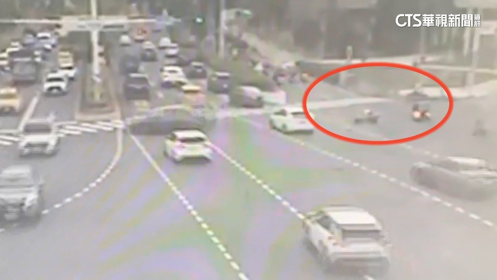 海軍士官長疑疲勞駕駛　暴衝撞機車1人不治