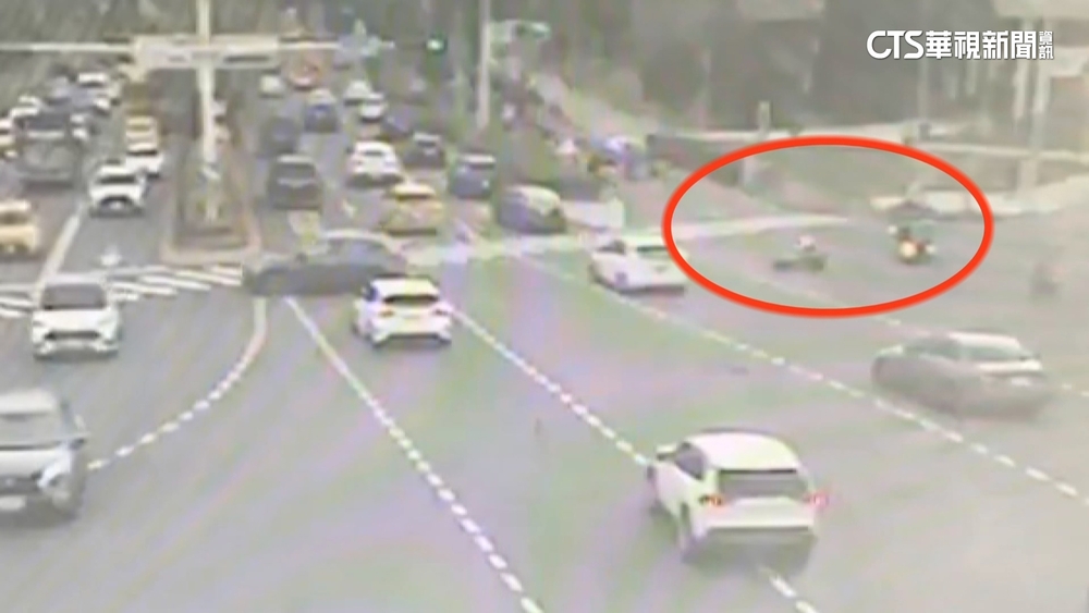 停紅燈悚遇死劫！　女士官暴衝撞父子1死1傷