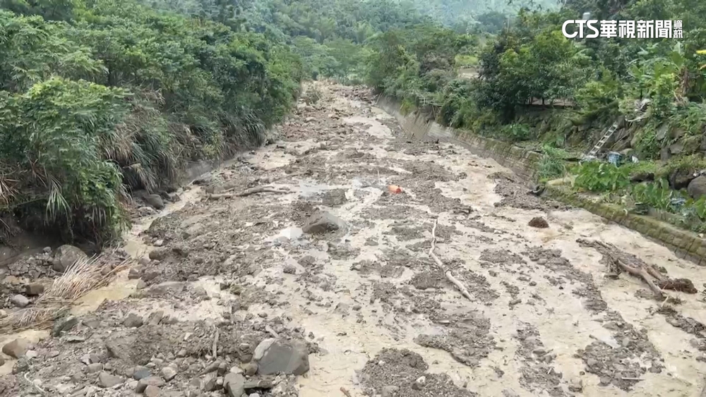 剛搶通...2米高土石流再襲　嘉141線車道遭淹沒