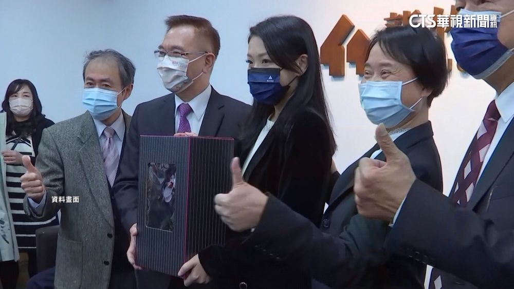 高虹安轉送就任禮物？　網爆與錢康明卸任禮一模一樣