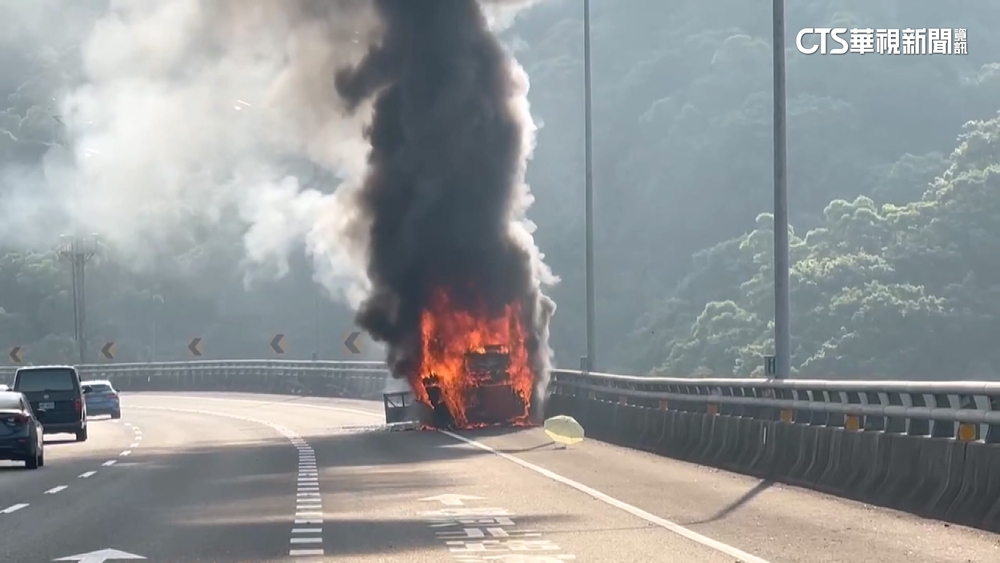 中山高北上火燒大客車　濃煙影響車流交通