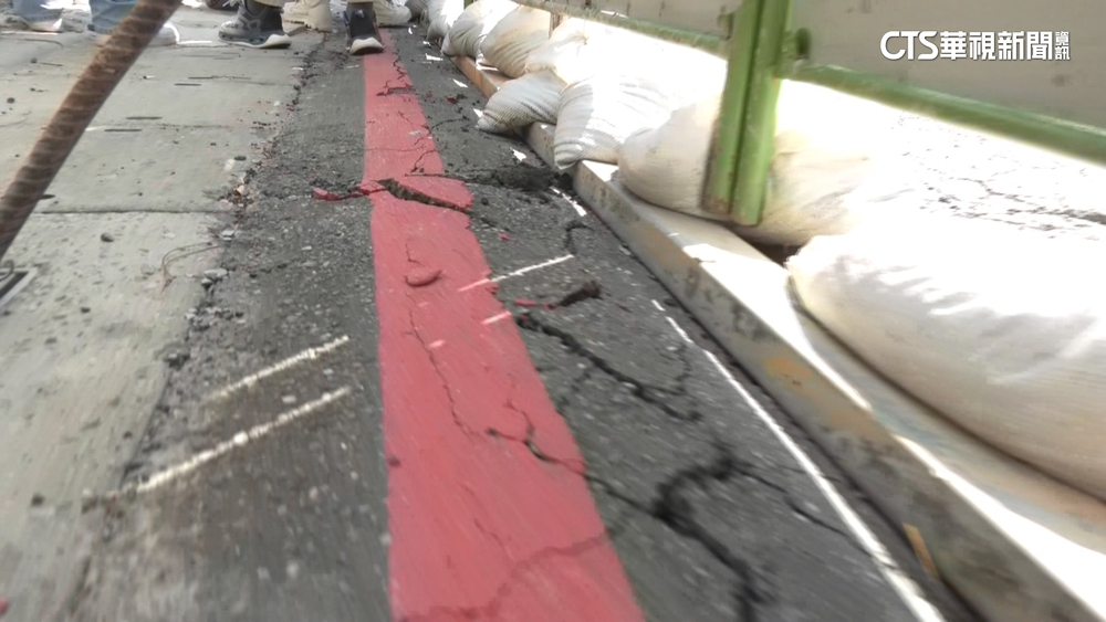 北市又傳工地危機　南港建案旁路裂凹陷！停工改善