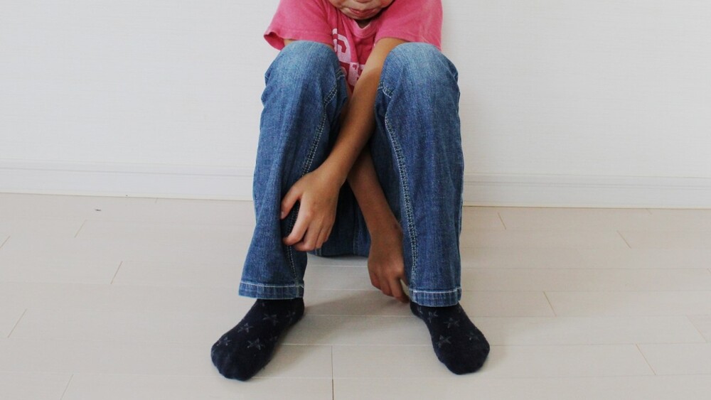 兒小六同學來家中順手牽羊　竟揭「坎坷身世」　他猶：該怎麼辦　　