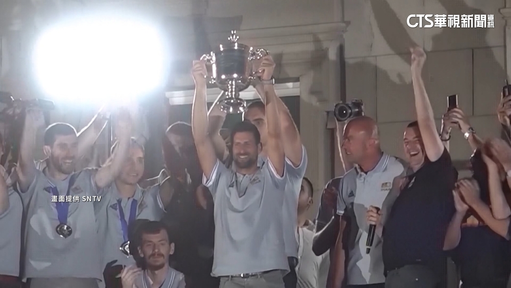 塞國男籃慶祝世界盃亞軍！　喬帥「亂入」派對超驚喜