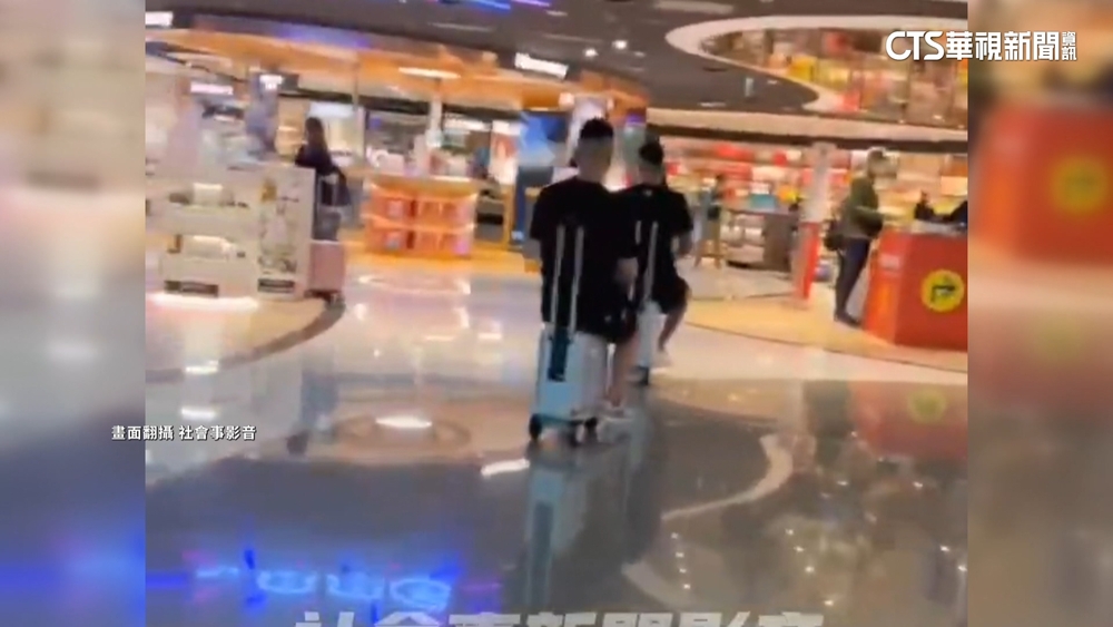 桃機亂象！4男騎乘電動行李箱亂竄　旅客困擾