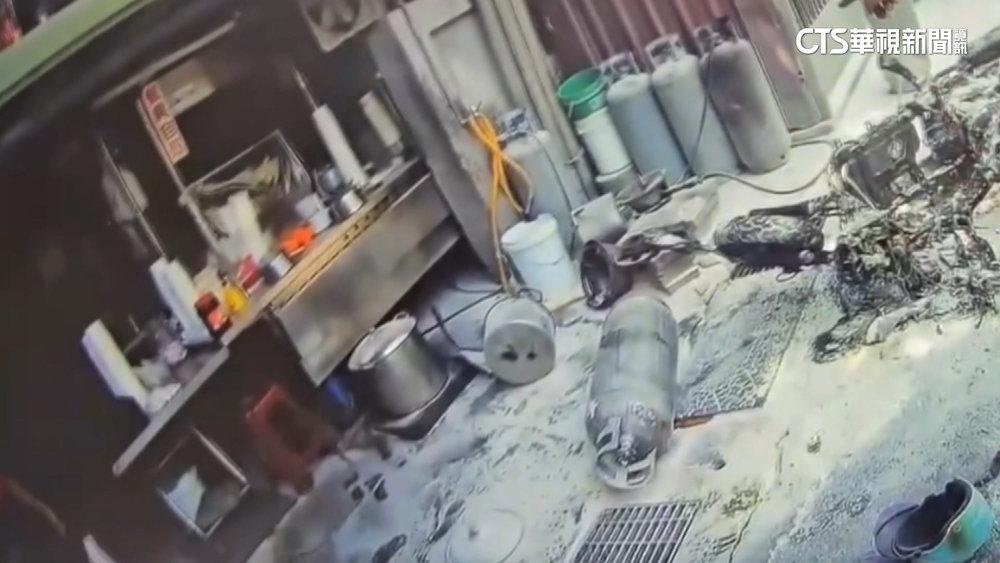 載瓦斯機車不慎倒地壓快速爐　冒出火光險燒麵攤