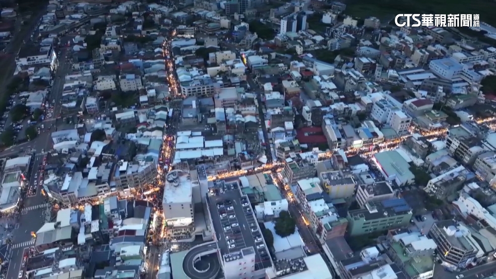 一年一次！　鬼門關夜市人潮塞爆空中俯瞰如火龍