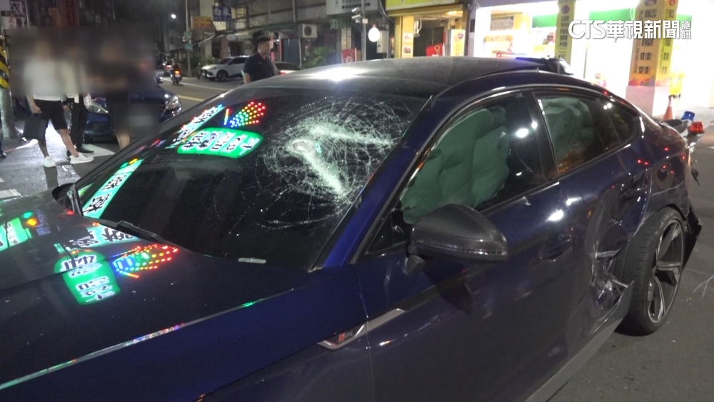 高雄再傳暴力！　名車被2車攔下砸爛.騎士遭波及