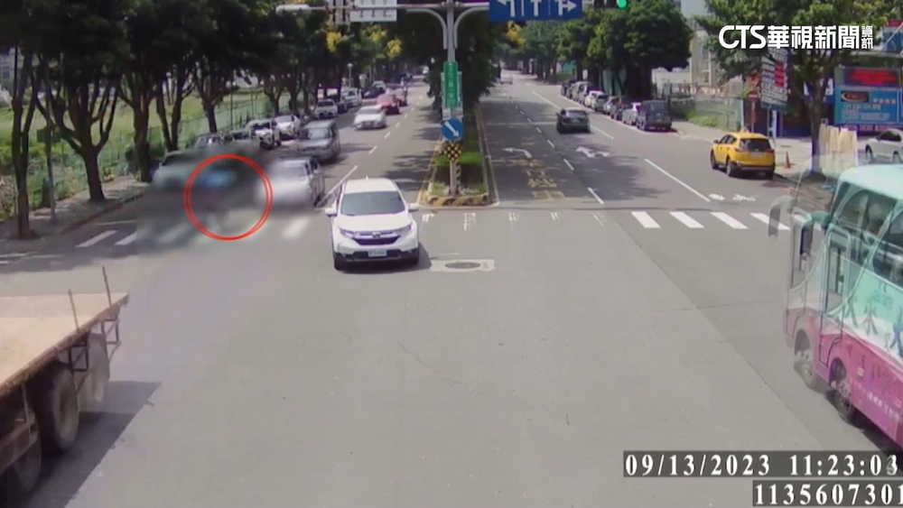 行人闖紅燈　7旬婦被撞摔地！險再遭輾撞