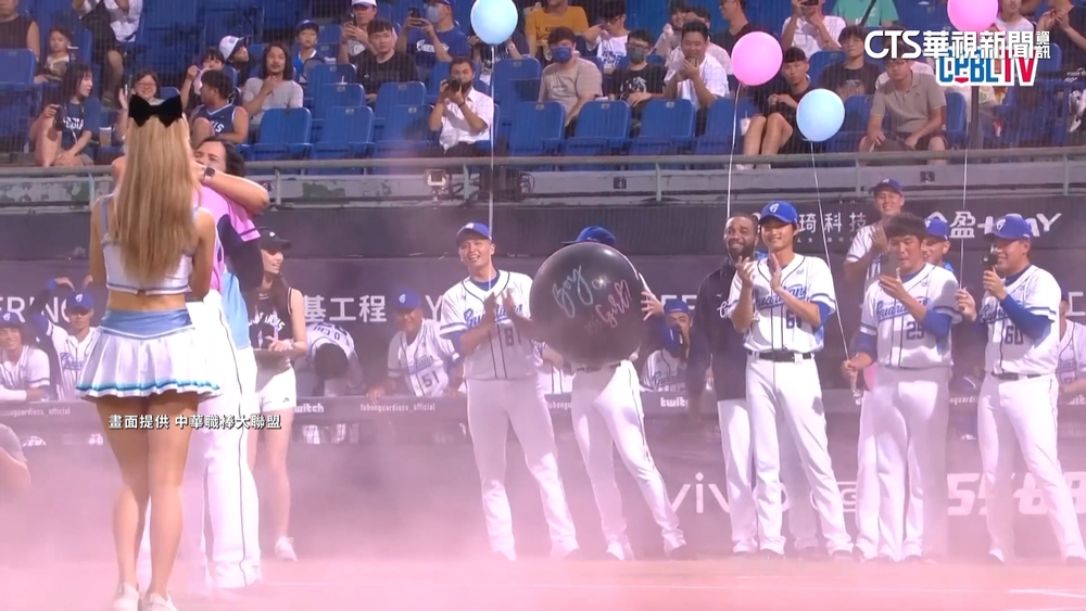中職首場暖心「性別趴」　　富藍戈喜迎小公主