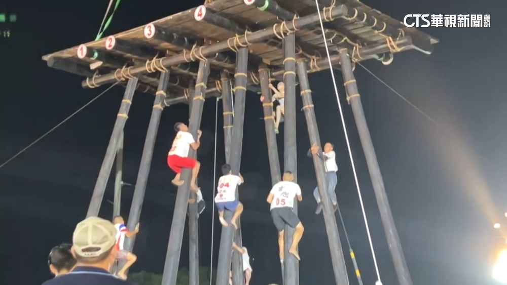 暌違3年！　頭城搶孤12隊廝殺　選手驚險「倒吊空中」