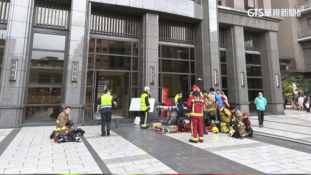 七堵豪宅社區地下室車自燃濃煙竄　急疏散百住戶