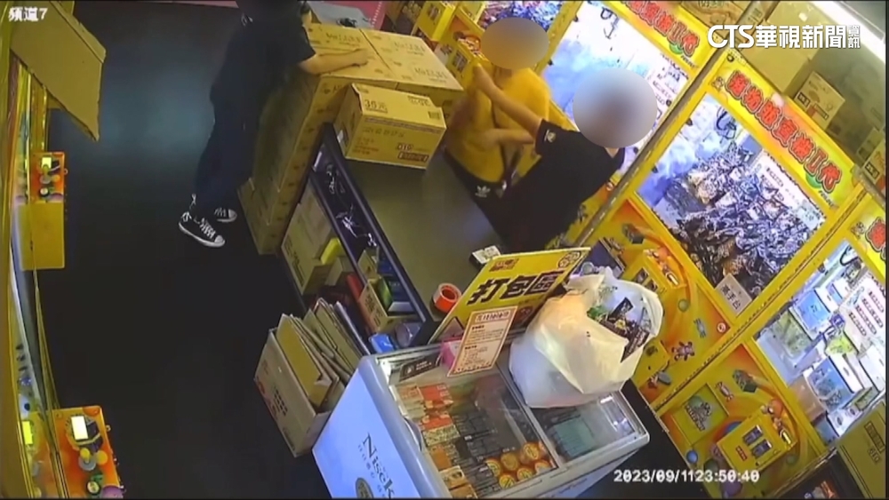 兒偷藏頭獎彩球中iPhone14　娃娃機店告母子詐欺