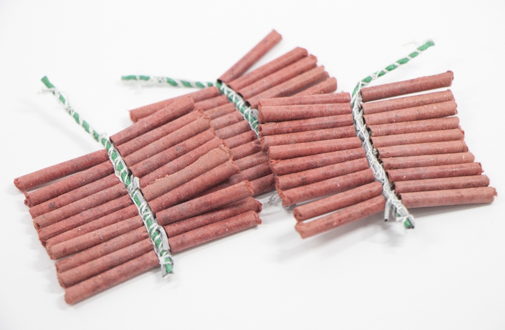 喜迎好友「畢業」！　男校門前丟鞭炮去霉運　警移送法辦