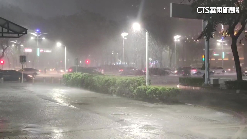 高雄傍晚下大雨！商圈汪洋一片　積水達半輪胎高