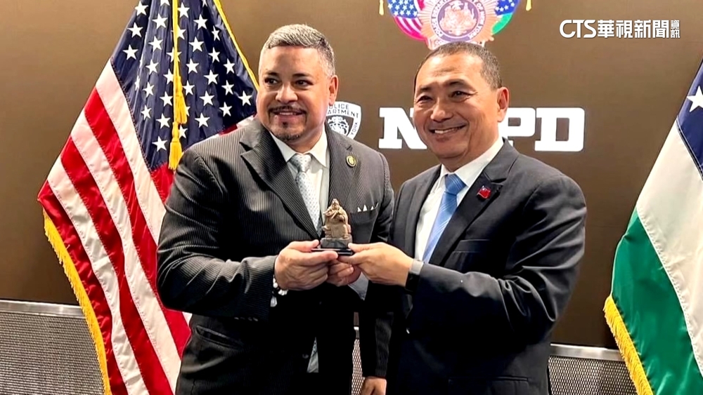 關公外交？　侯友宜參訪紐約市警局　送雕像伴手禮