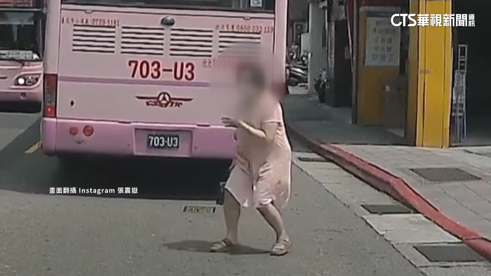 再救人！張震嶽鳴按喇叭提醒　婦人閃過對向公車