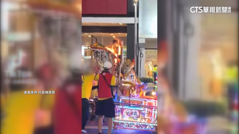 神轎火燄特效.意外延燒五峰旗　竄白煙嚇壞信眾
