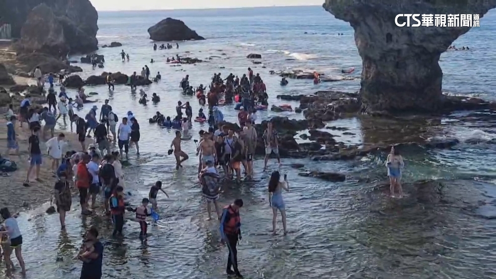 鬼門關後首週末　遊客湧小琉球再現萬人登島