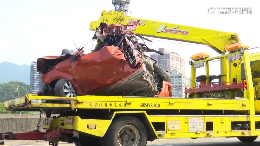 國道4連撞！「變換車道」釀禍　車悚變形夫妻亡