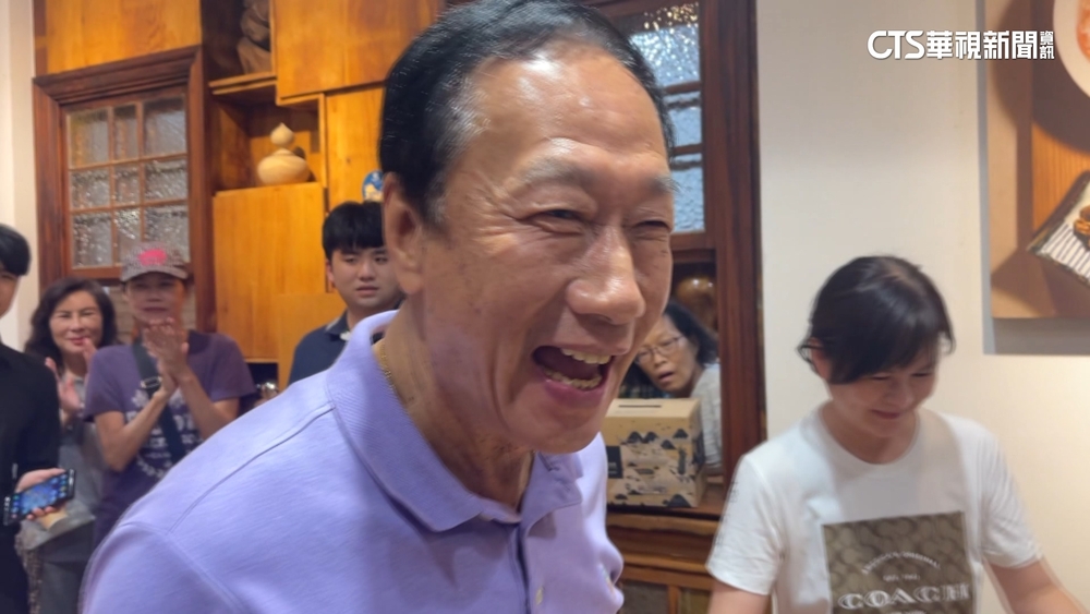 直搗侯友宜本命區　郭台銘逛嘉義夜市爭取支持