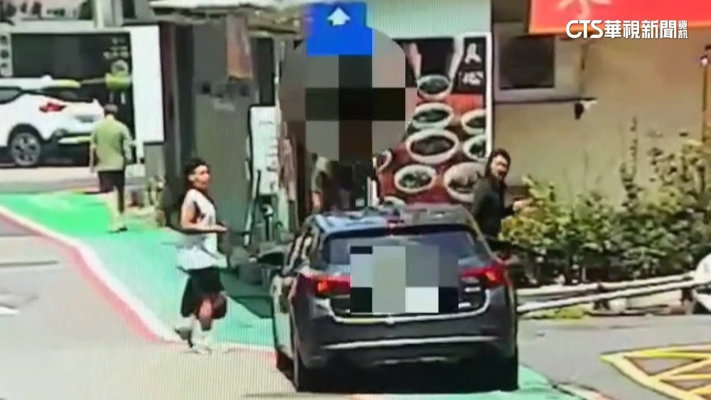 不滿違停擋人行道「踩車」一路走　車主.行人互告